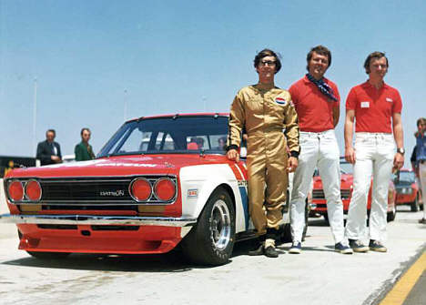 John Morton (i den beige-farvede køredragt) opnåede en række fine resultater i amerikansk motorsport sidst i 1960’erne og først i 1970’erne i en Datsun identisk med den, han skal køre i Copenhagen Historic Grand Prix d. 2.-3. august i Fælledparken.